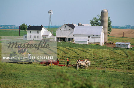 AMISH MEN WORKING ON A FARM LANCASTER COUNTY PENNSYLVANIA USA AMISH MEN WORKING ON A FARM LANCASTER COUNTY PENNSYLVANIA USA
