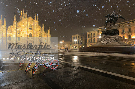 Parked bicycles in Piazza Duomo during a night snowfall, Milan, Lombardy, Northern Italy, Italy, Europe Parked bicycles in Piazza Duomo during a night snowfall, Milan, Lombardy, Northern Italy, Italy, Europe