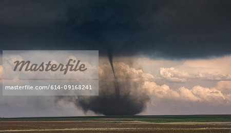 Landspout-tornado hybrid forms on the plains, Cope, Colorado, United States