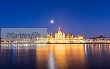 Parliament Building and River Danube at dusk, Budapest, Hungary, Europe