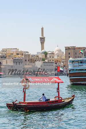 Abras, traditional water taxis crossing Dubai Creek between Deira and Bur Dubai, Dubai, United Arab Emirates, Middle East