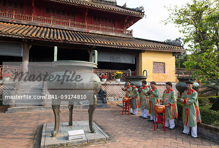 Musicians playing traditonal instruments at the Hien Lam Pavilion, the Imperial City, The Citadel, UNESCO World Heritage Site, Hue, Vietnam, Indochina, Southeast Asia, Asia