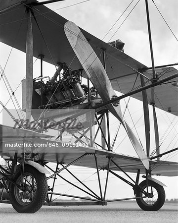 CIRCA 1911 CURTISS PUSHER MODEL D ENGINE AND PROPELLER ARE MOUNTED BEHIND THE PILOT RESTING ON A TRICYCLE WHEEL UNDERCARRIAGE