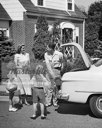 1940s 1950s FAMILY PACKING THE CAR TRUNK WITH PICNIC BASKETS THERMOS  AND TOYS