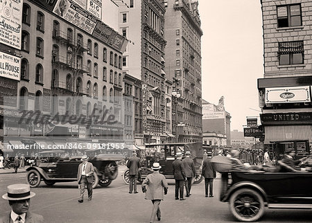1910s 1920s EAST 42ND STREET FROM FIFTH AVENUE SEE TOP OF GRAND CENTRAL STATION MIDTOWN MANHATTAN NYC USA