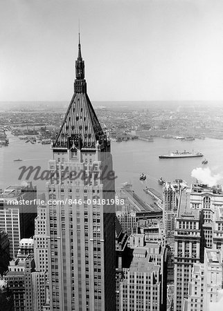 1930s NEO-GOTHIC BANK OF MANHATTAN TRUST BUILDING NOW THE TRUMP BUILDING 40 WALL STREET & VIEW OF HUDSON RIVER NEW YORK CITY USA