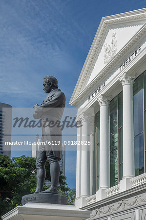 Statue of Sir Stamford Raffles and Victoria Theatre, Singapore, Southeast Asia, Asia