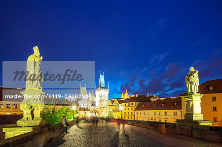 The 14th century Charles Bridge, Prague Castle and St. Vitus Cathedral, Prague, UNESCO World Heritage Site, Bohemia, Czech Republic, Europe