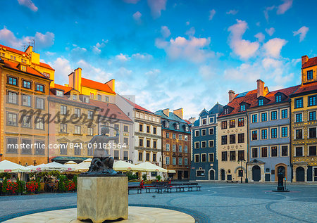 Old Town Market Square and the Warsaw Mermaid at dawn, UNESCO World Heritage Site, Old Town, Warsaw, Poland, Europe