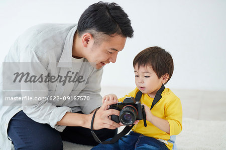 Japanese father and kid taking pictures