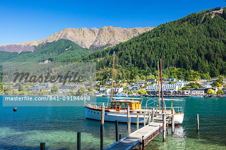 Yacht on Lake Wakatipu, Bobs Peak and Mount Hanley, Queenstown, Otago, South Island, New Zealand, Pacific