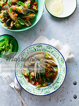 Bowls of mussels with broccoli in tomato sauce