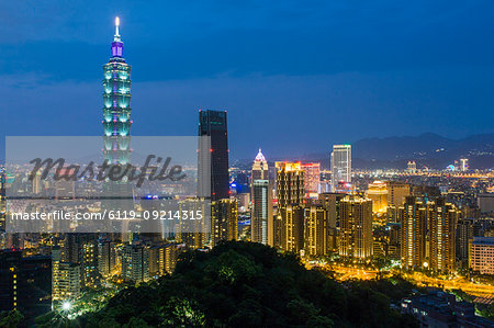 City skyline and Taipei 101 building in the Xinyi district, Taipei, Taiwan, Asia