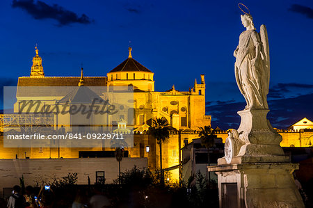 Statue on the Roman Bridge and the Mosque-Cathedral (Great Mosque of Cordoba) (Mezquita), UNESCO World Heritage Site, at dusk, Cordoba, Andalusia, Spain, Europe