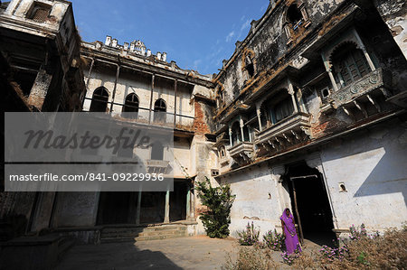 Inner courtyard inside the derelict but beautiful 19th century royal Raj Mahal, high in the hills of Santrampur, Gujarat, India, Asia