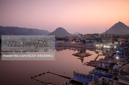 Pushkar Lake and bathing ghats, Pushkar, Rajasthan, India, Asia