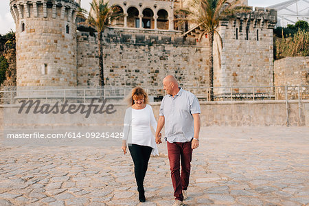 Couple taking walk on beach, Estoril, Lisboa, Portugal