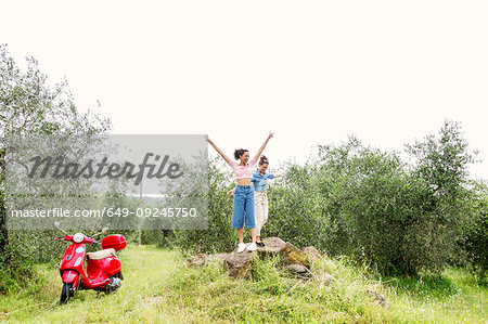 Friends enjoying countryside, Città della Pieve, Umbria, Italy