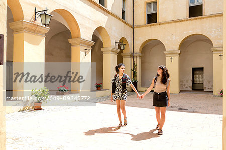 Friends sightseeing, Città della Pieve, Umbria, Italy