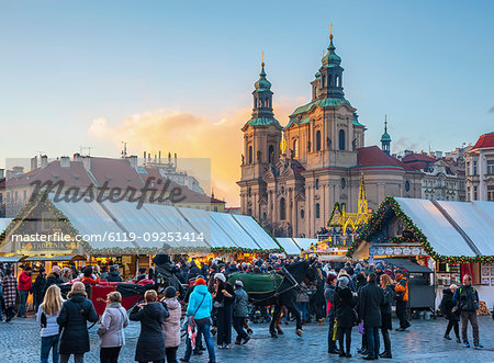 Church of St. Nicholas and Christmas Markets, Staromestske namesti (Old Town Square), Stare Mesto (Old Town), UNESCO World Heritage Site, Prague, Czech Republic, Europe