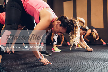 Group of women training in gym, with hands on hips and legs