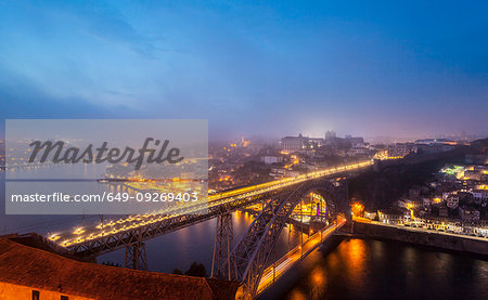 Ponte Dom Luís I spanning Douro River, Porto, Portugal