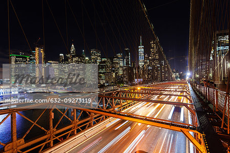 Traffic on Brooklyn Bridge at night
