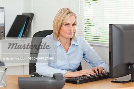 Working woman in front of a screen in an office