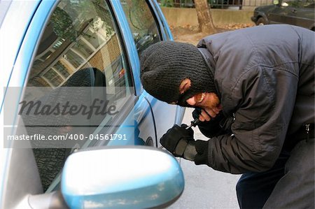 burglar wearing a mask (balaclava), car burglary