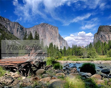 El Capitan View in Yosemite Nation Park on a Beautiful Sunny Day