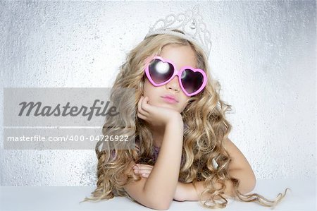 fashion victim little princess girl humor portrait crown and hearth shape glasses