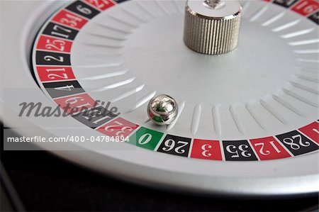 roulette spinning a winning green zero