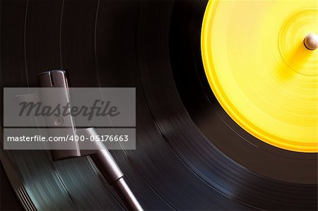 Vinyl disc playing in a slow photo. The main focus is in the disc.