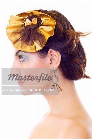 profile picture of a beautiful woman wearing a yellow brooch and beautiful makeup