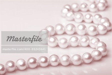 Pearl necklace, shallow DOF