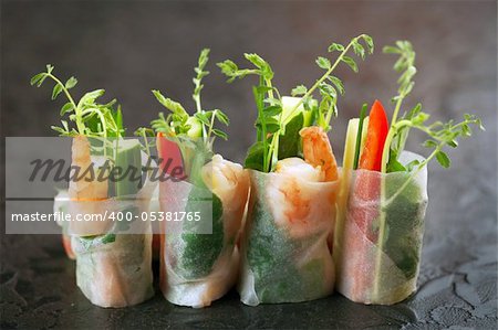vietnamese rice paper rolls with prawns and vegetables
