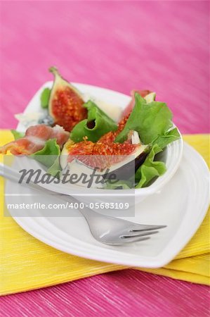Salad with figs, blue cheese, prosciutto and walnut