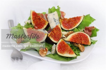 Salad with figs, blue cheese, prosciutto and walnut
