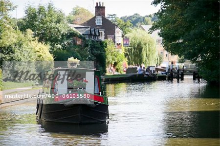 narrow boat barge passing through the locks in berkhamsted hertfordshire in summer
