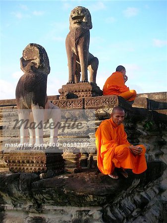 Budhist monks reflecting at the anghor wat