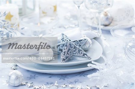 Place setting in white and silver for Christmas with star