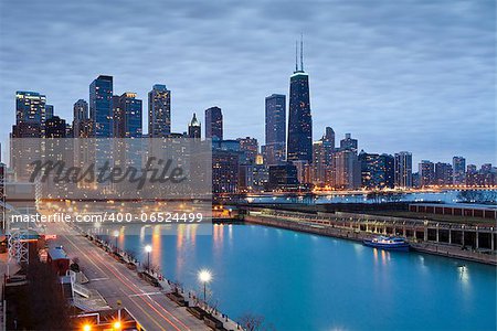 Image of Chicago downtown skyline at dusk.