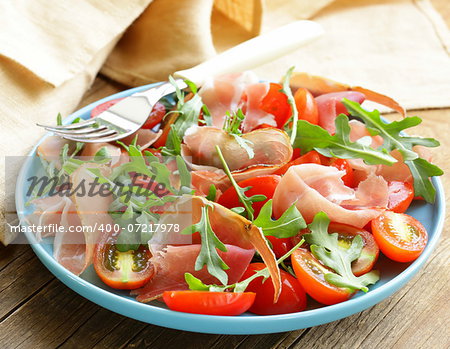 salad with parma ham (jamon), tomatoes and arugula