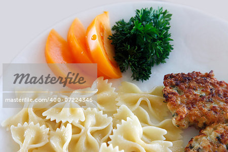 Chicken cutlets with pasta and fresh tomatoes