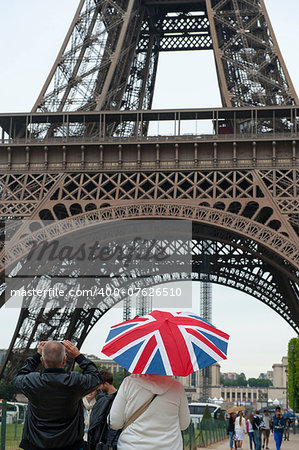 english tourists in paris photographing the eiffel tower