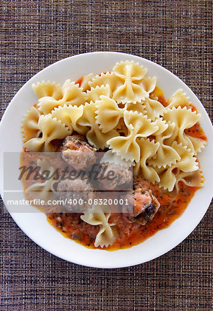 Small meat balls with pasta and red sauce