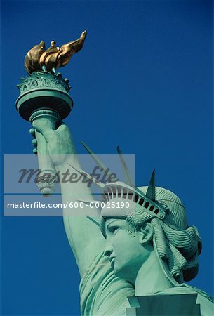 Statue of Liberty replica at New York-New York hotel, resort and casino in  Las Vegas, Nevada. Towers of hotel are designed like New York buildings  Stock Photo - Alamy