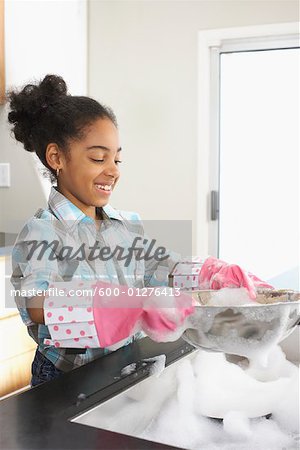 girl washing the dishes