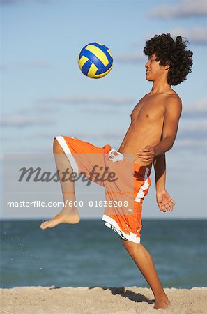 Men playing beach volley ball, Playa del … – License image – 70005127 ❘  lookphotos