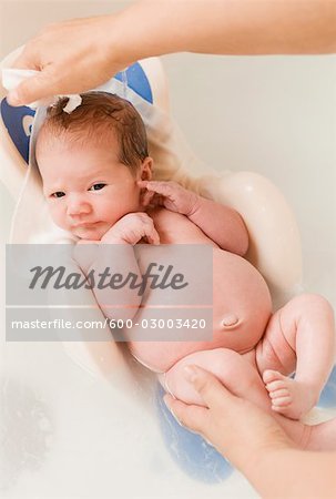 3 Week Old Baby Girl Getting a Bath - Foto de stock - Masterfile